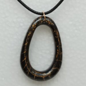 Pendentif ovale noir et or en résine