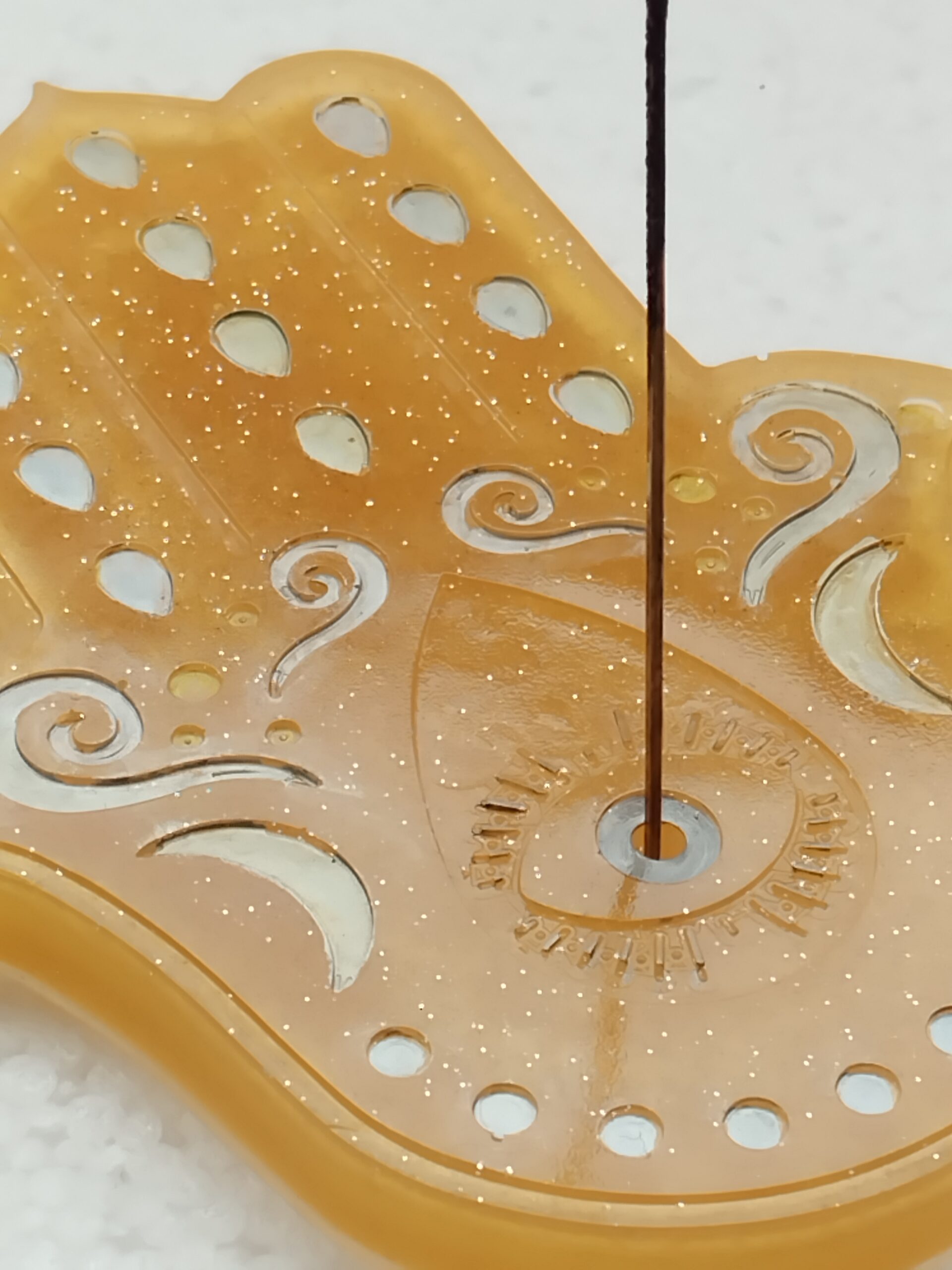 Porte-encens main de Fatma doré pailleté - Résine époxy – Image 2