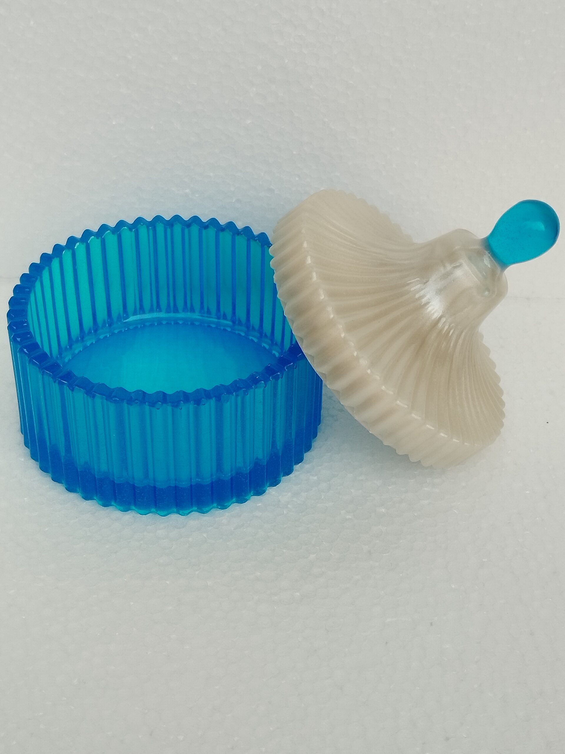 Boîte bleue avec couvercle blanc et bouton bleu - Résine époxy – Image 2