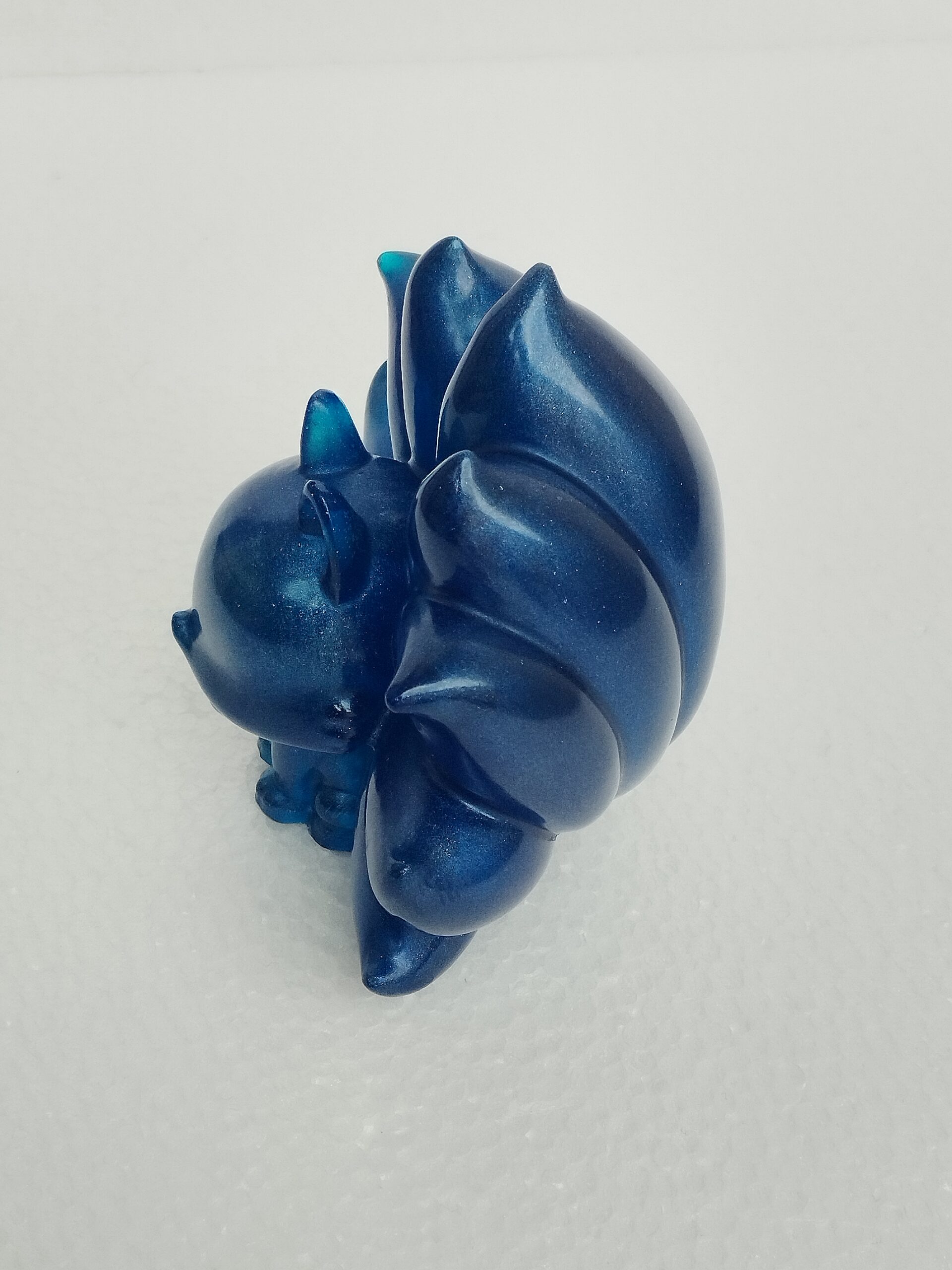 Renard Bleu Mystique en Résine Époxy - Sculpture Artisanale – Image 3