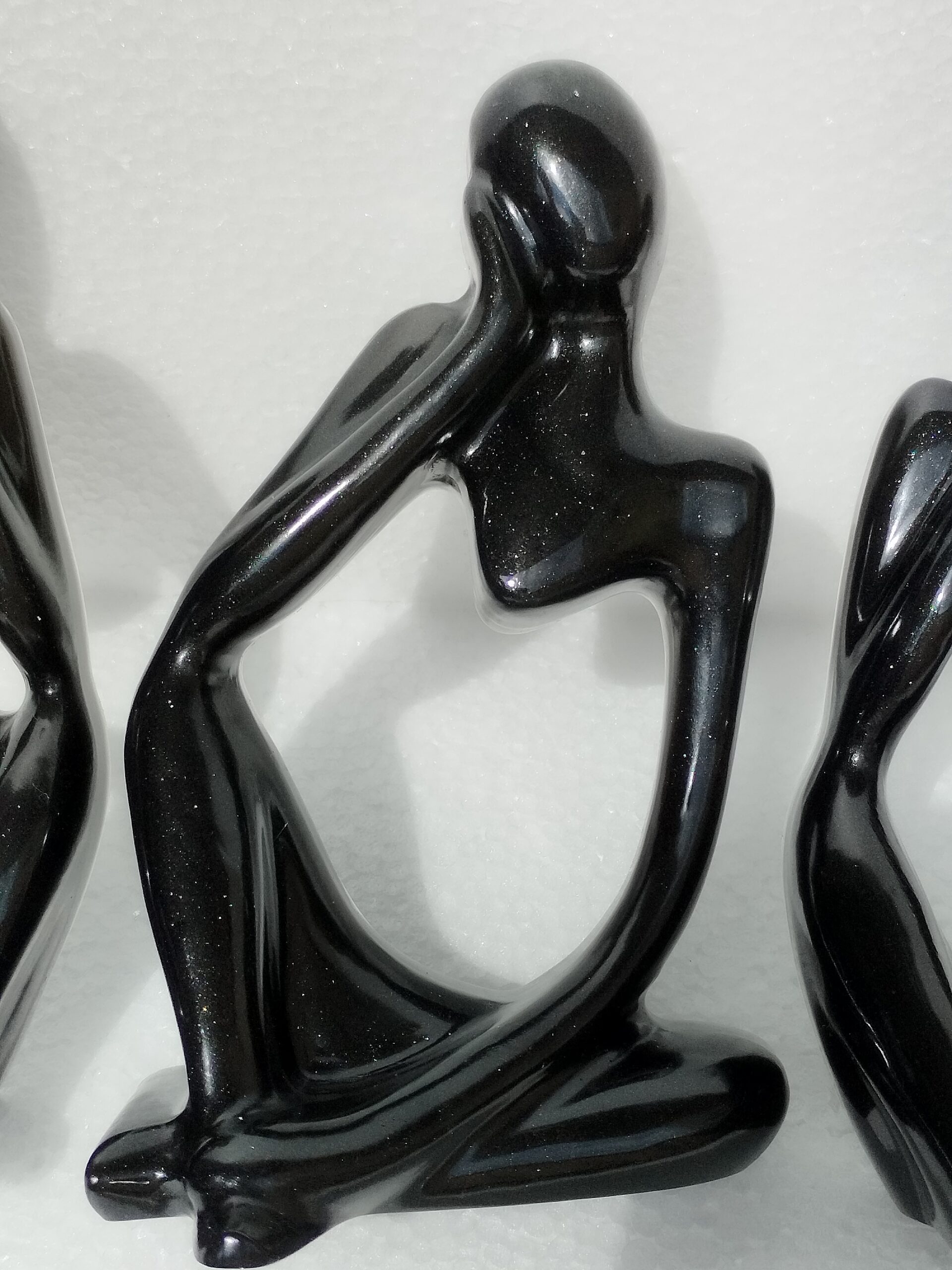 Trio de Sculptures Contemplatives en Résine Époxy Noire – Image 3