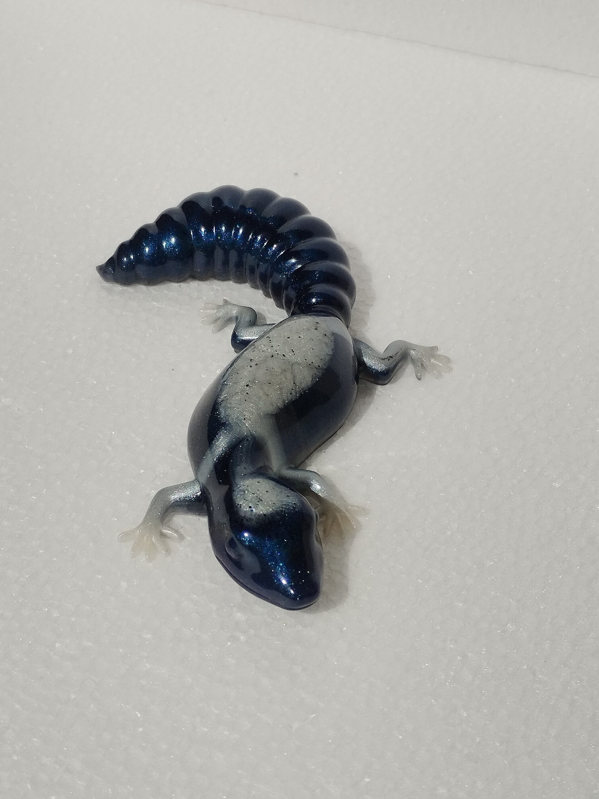 Lézard Décoratif en Résine Époxy Bleu Nuit et Blanc - Pièce Unique – Image 2
