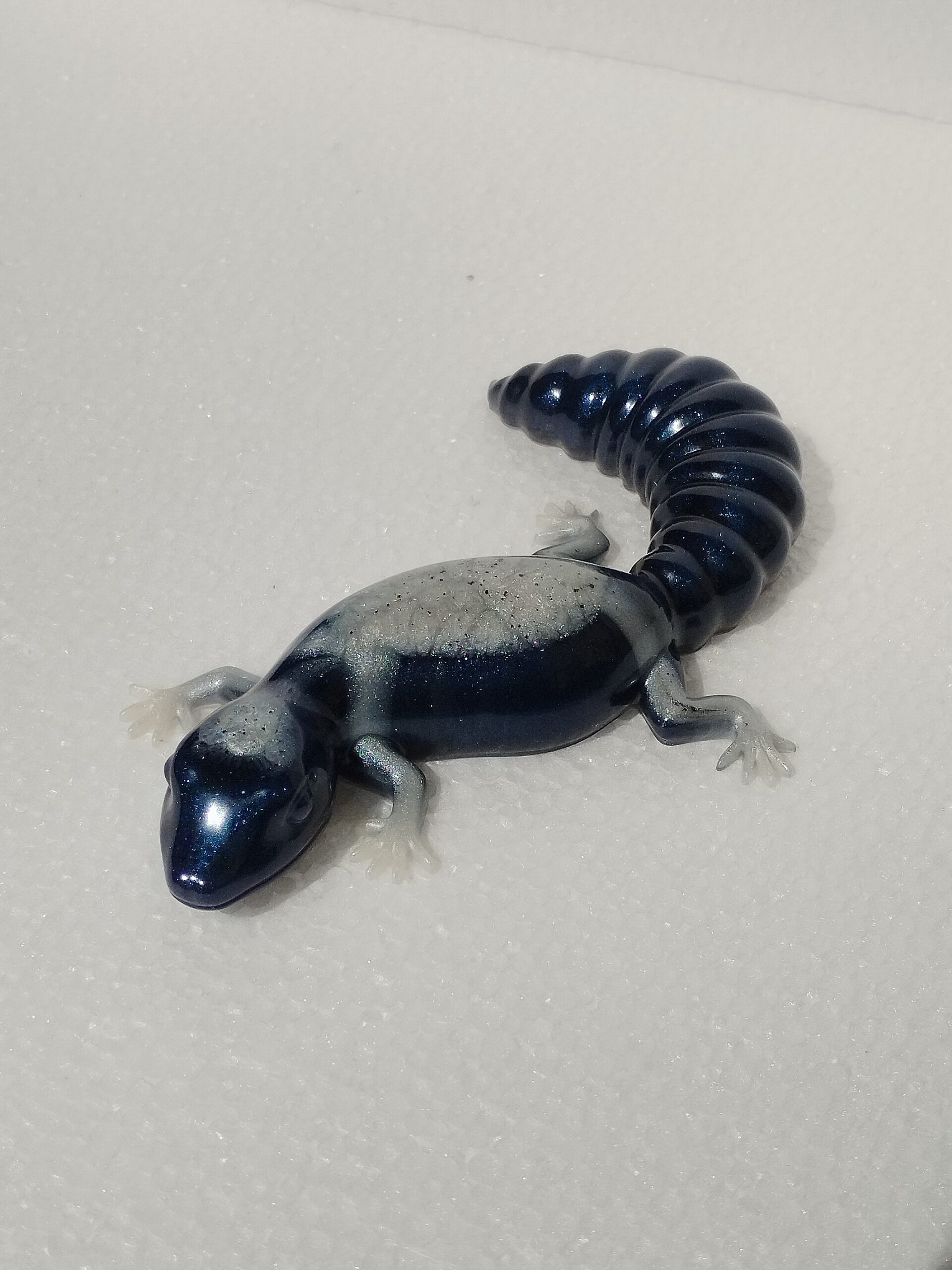 Lézard Décoratif en Résine Époxy Bleu Nuit et Blanc - Pièce Unique