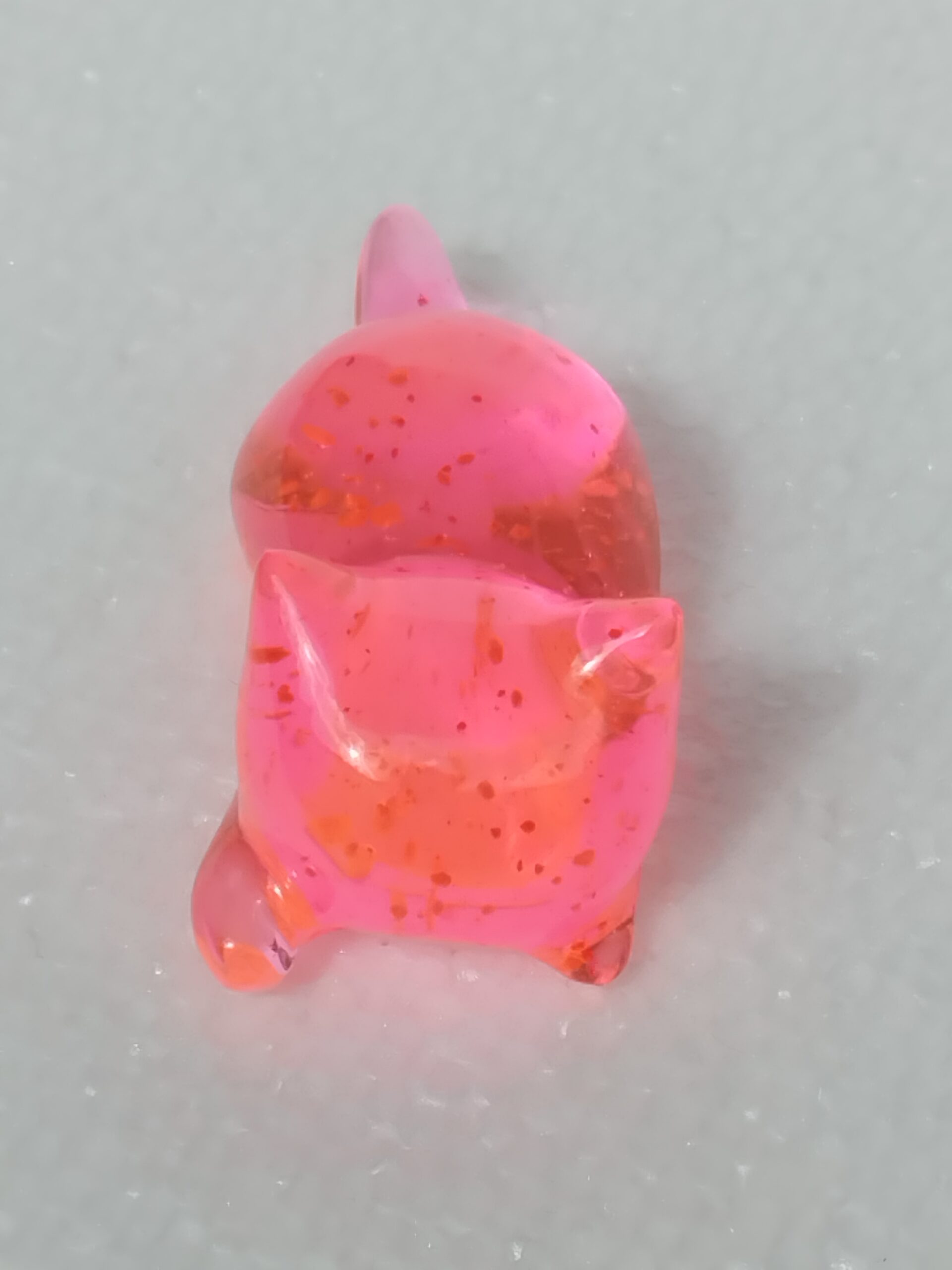 Chat Porte-Stylo en Résine Époxy Rose Fluo et Rouge - Création Artisanale – Image 2