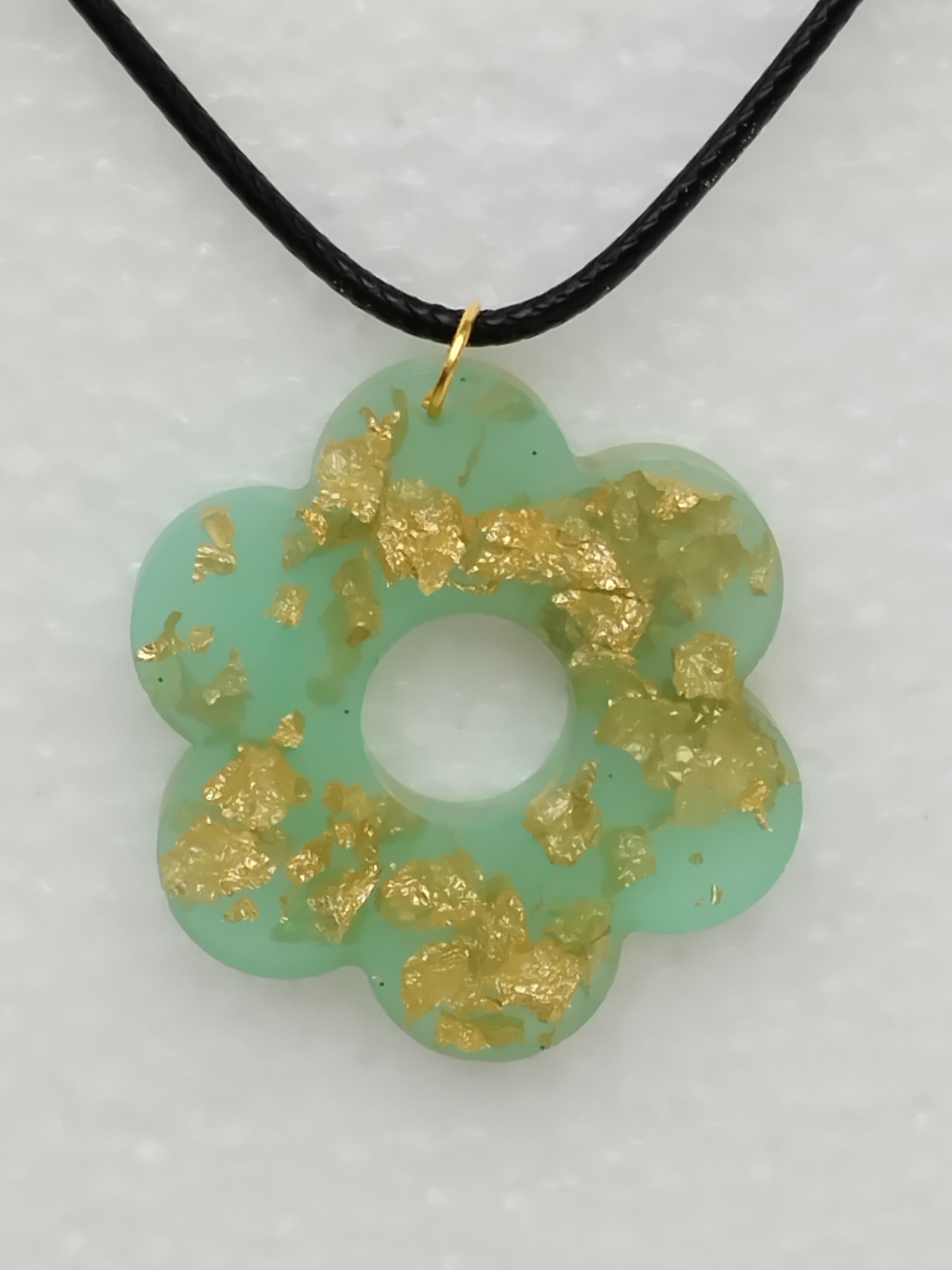 Pendentif Fleur Menthe & Feuilles Dorées – Résine Époxy
