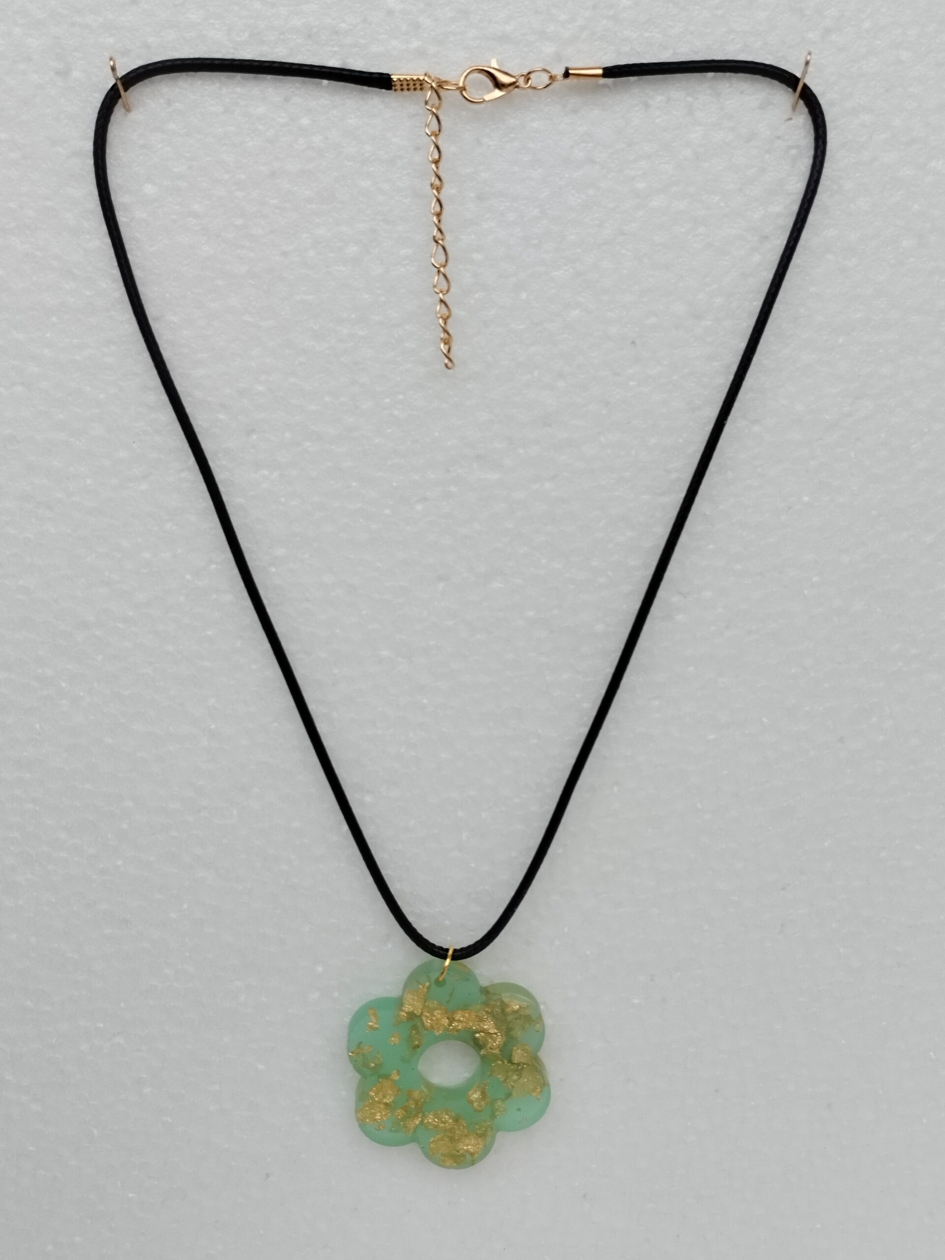 Pendentif Fleur Menthe & Feuilles Dorées – Résine Époxy – Image 3