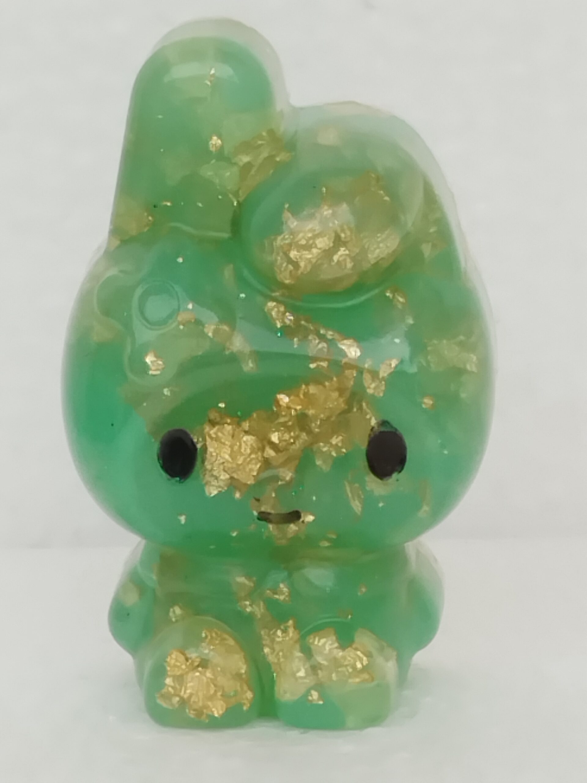 Mini figurine verte en résine – Effets dorés & style kawaii – Image 2