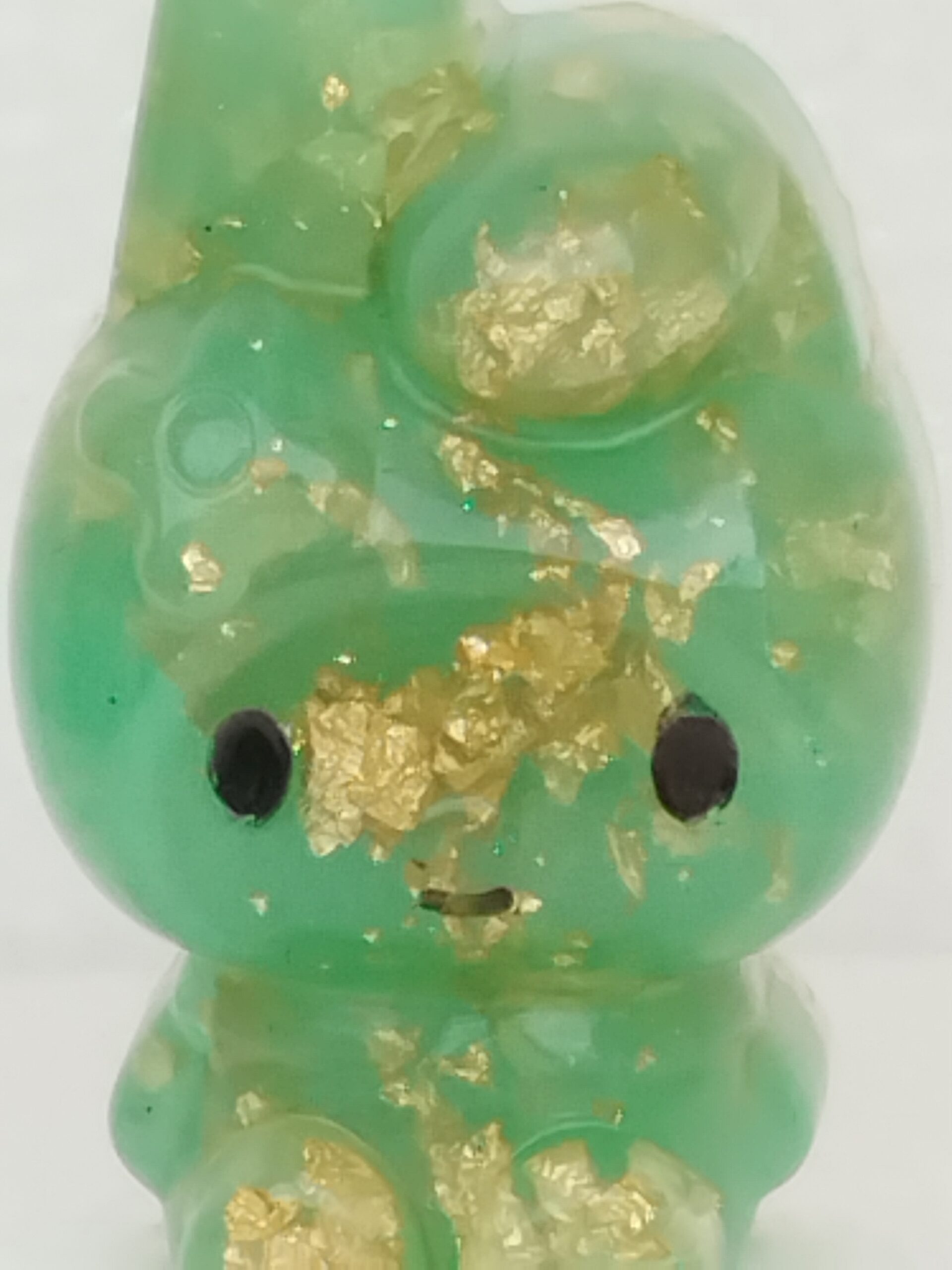 Mini figurine verte en résine – Effets dorés & style kawaii – Image 3