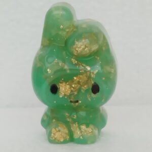 Mini figurine verte en résine – Effets dorés & style kawaii