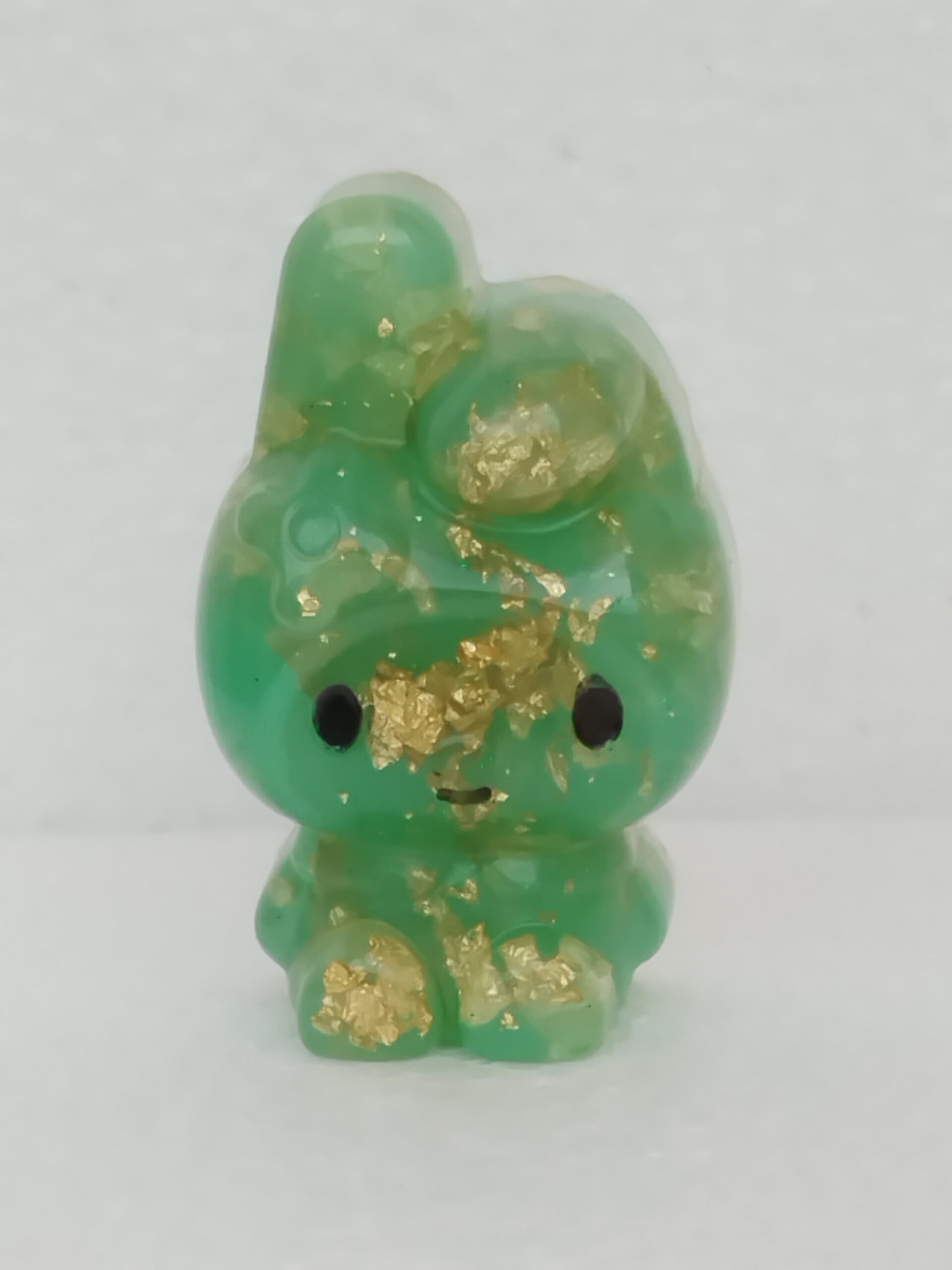 Mini figurine verte en résine – Effets dorés & style kawaii