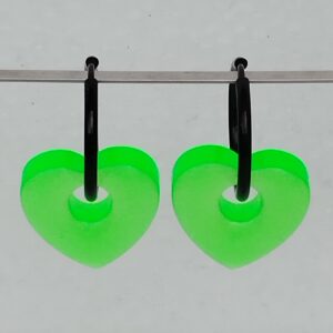Pampilles cœurs vert fluo en résine époxy
